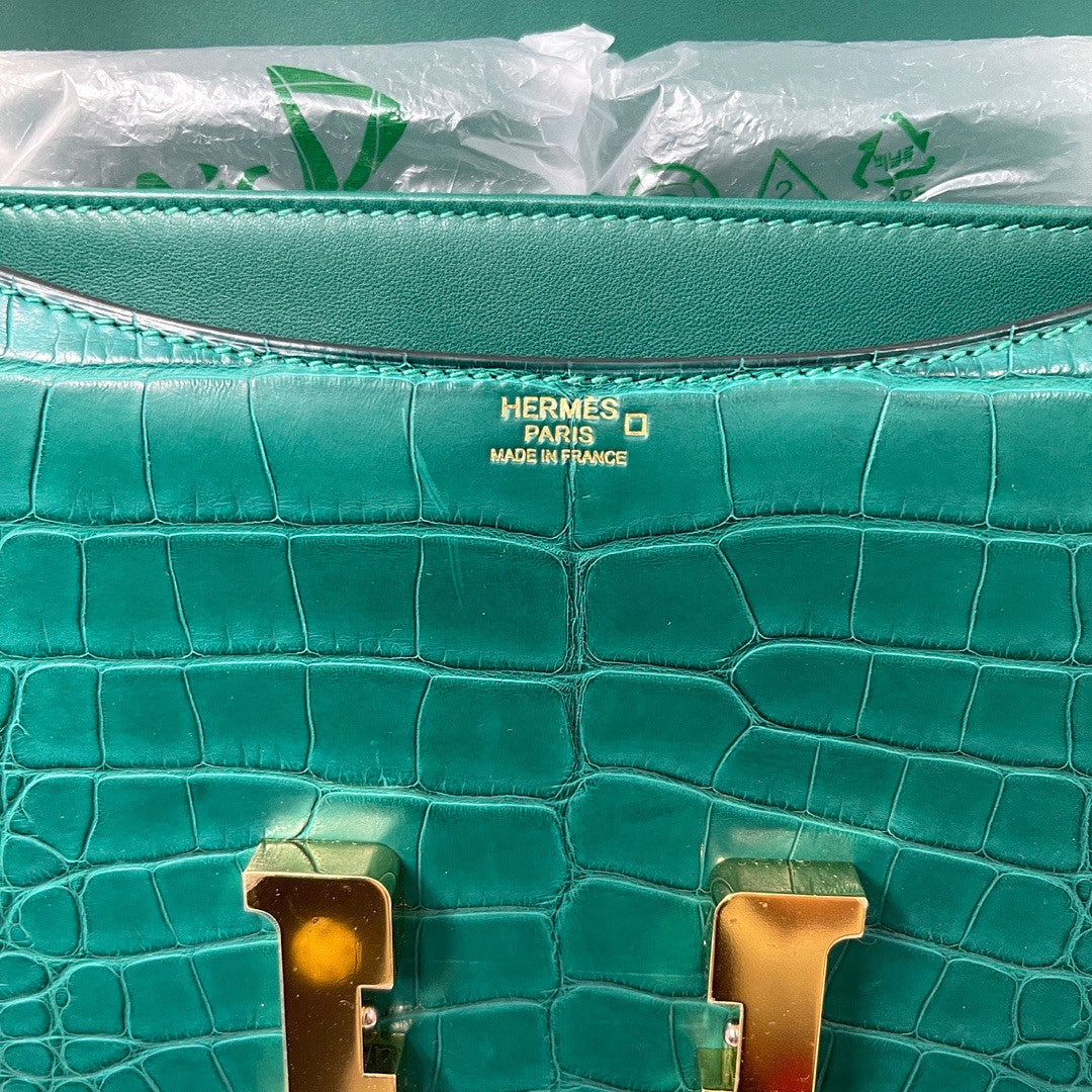 Hermès Constance III 24 Poche Dos Green Alligator Mississippi Matte Go –  Haute Living Luxury Marketplace